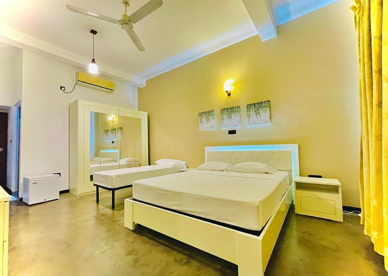 Blue Fox Hikkaduwa Hotel Exterior photo