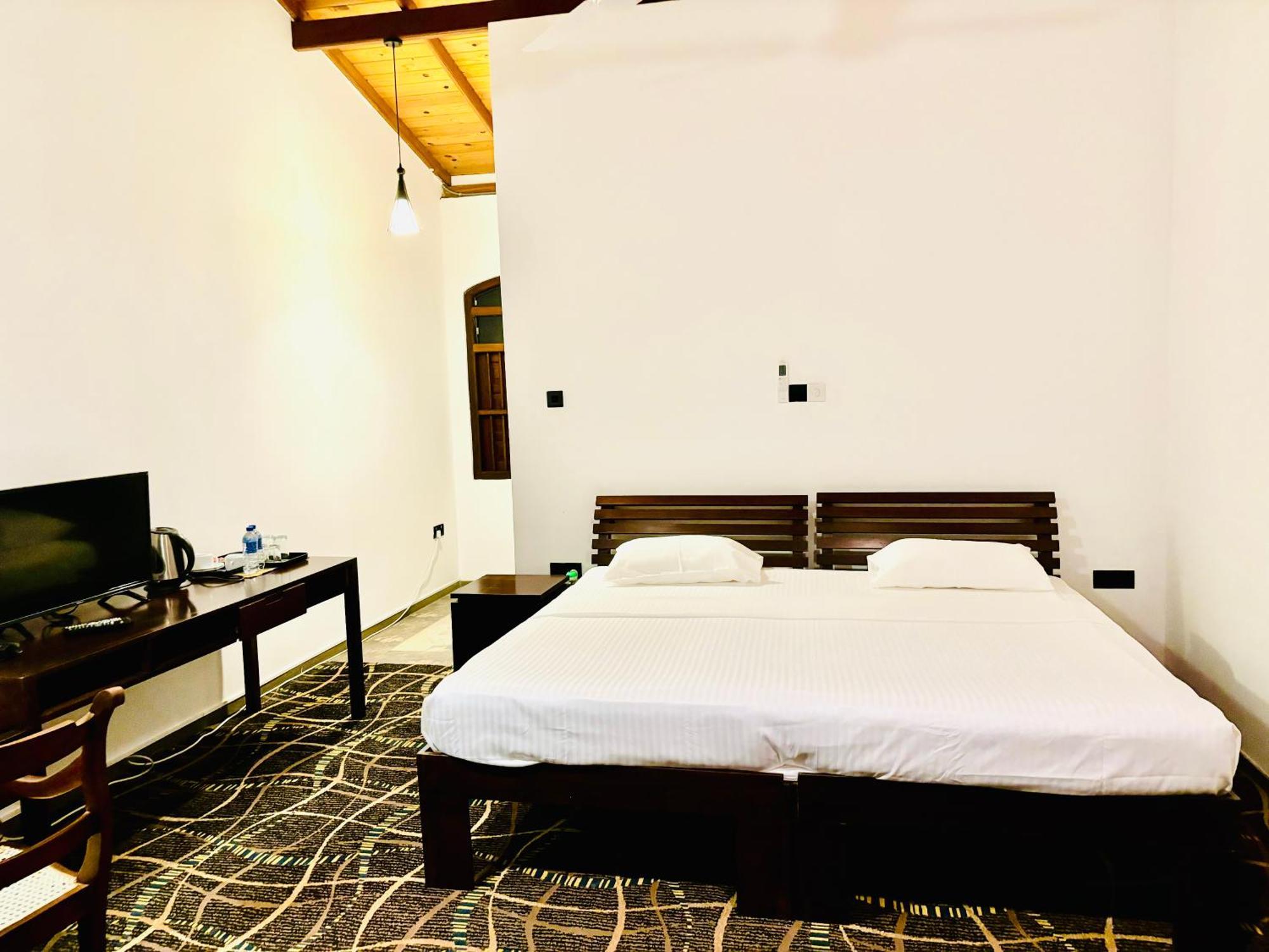 Blue Fox Hikkaduwa Hotel Exterior photo