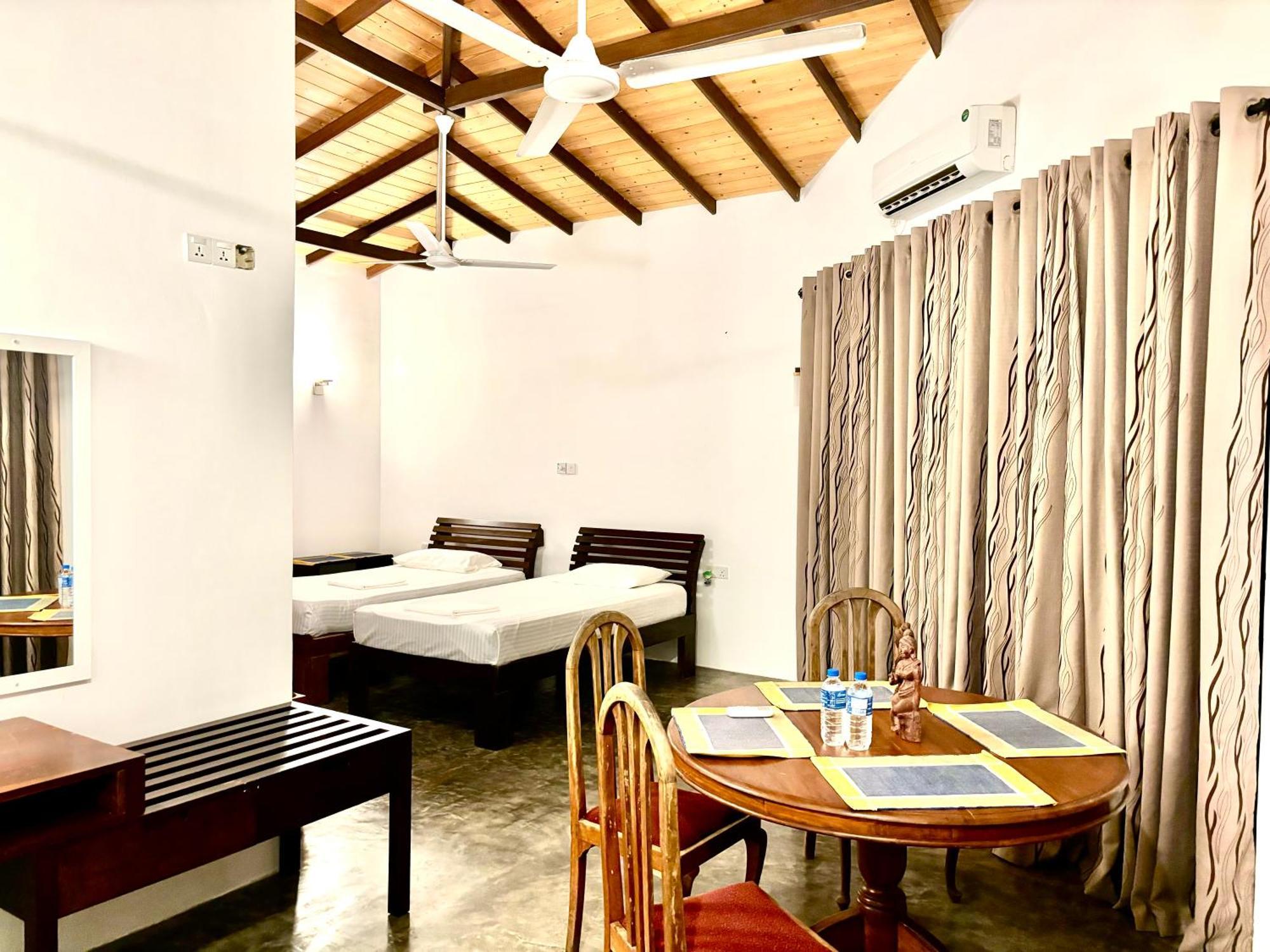 Blue Fox Hikkaduwa Hotel Exterior photo