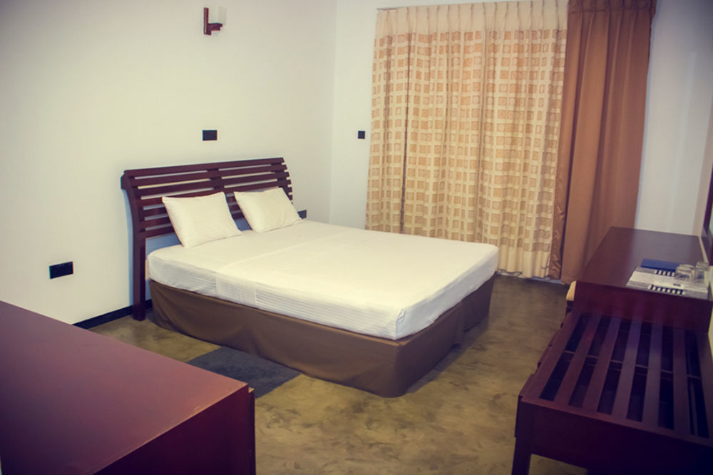 Blue Fox Hikkaduwa Hotel Exterior photo